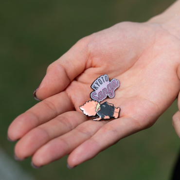 SANGAポケットTシャツを着こなすパーサくんピンズ