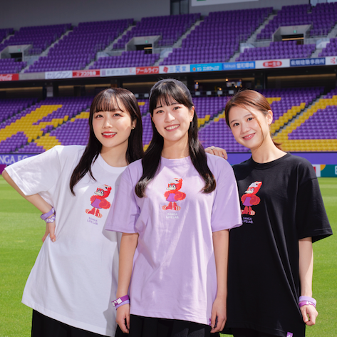 なりきりパーサくんキャップを被るコトノちゃんTシャツ