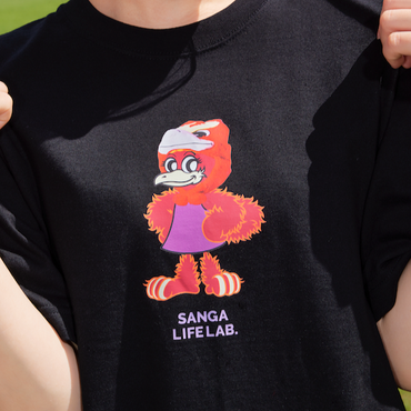 なりきりパーサくんキャップを被るコトノちゃんTシャツ