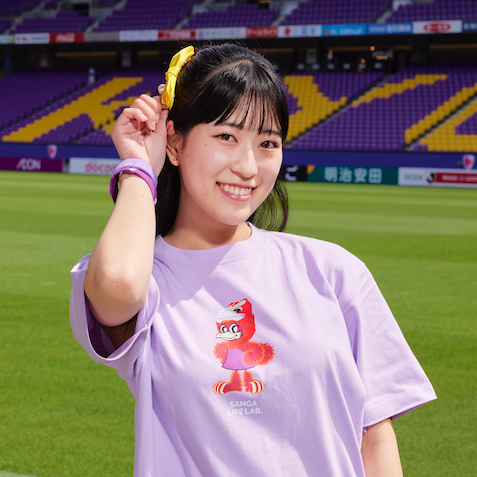 なりきりパーサくんキャップを被るコトノちゃんTシャツ