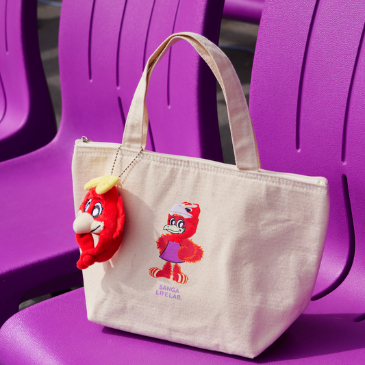 なりきりパーサキャップを被るコトノちゃん保冷バッグ