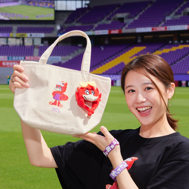 なりきりパーサキャップを被るコトノちゃん保冷バッグ